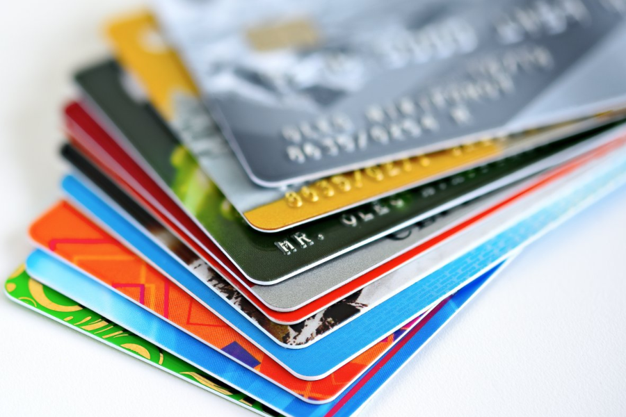 Rozdíly mezi kreditní a debetní kartou nejsou jen v názvech produktů.